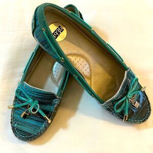 1936 MULTICOLOR BOW MOCCASINS.   NICELY PADDED FOR COMFORT.  NEW IN BOX